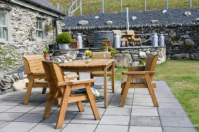 Finest Retreats - Moelis Granary - Luxury Cottage with Hot Tub